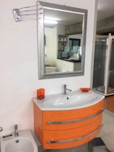 Mobile da bagno color arancione con specchiera